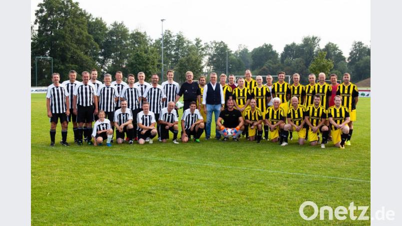 Hans Zölch (links) vor dem Abschiedsspiel mit seiner "Oldstar-Mannschaft" und die AH-Mannschaft des FC Tirschenreuth. Als Schiedsrichter fungierte Norbert Schuller (Mitte). Bürgermeister Franz Stahl war als Zuschauer gekommen. Bild: kro