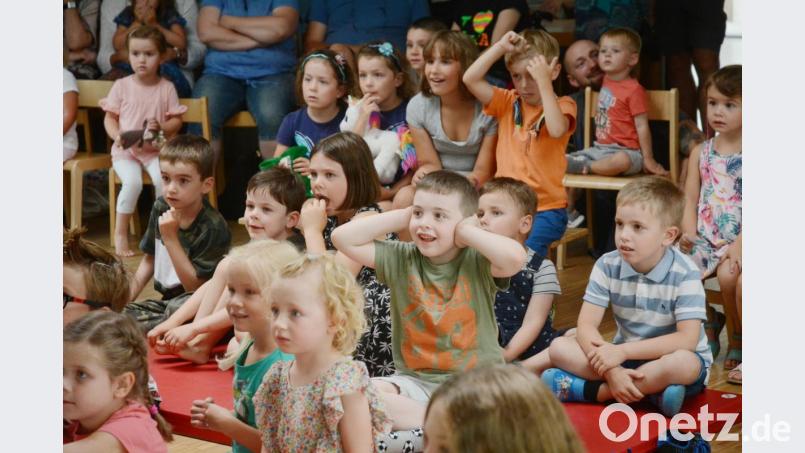Gespannt verfolgen die Kinder den Auftritt von &quot;Hermanns Kasperltheater&quot; im Turnsaal im Haus der Kinder Sankt Elisabeth. Bild: Gabi Schönberger
