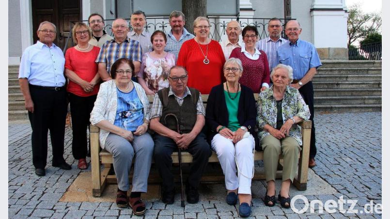 Der Holzrechtler-Stammtisch – gegründet 1994 – feierte vor wenigen Tagen sein 25. Jubiläum. Vorangegangen war ein Gottesdienst; danach erinnerte Vorsitzender Heinrich Schärl (links) an die Anfänge. Bild: wro