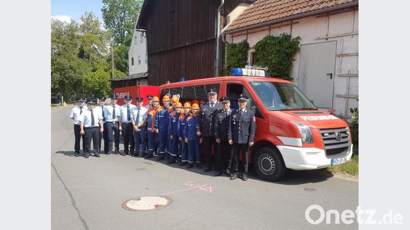Kreisbrandmeister Florian Braunreuther, Kreisbrandinspektor Otto Braunreuther und Kreisjugendfeuerwehrwart Wolfgang Bauer (von rechts) mit den Jugendfeuerwehranwärtern sowie dem Führungsgremium, Vorstand und den Jugendwarten der Kötzersdorfer Feuerwehr nach der Abnahme der Bayerischen Jugendleistungsprüfung. Bild: mde