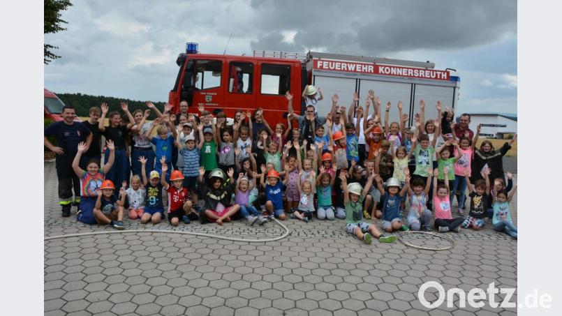 Gute Laune war am Samstagnachmittag angesagt, als die Feuerwehr Konnersreuth gemeinsam mit dem Burschenverein zum „Spiel ohne Grenzen“ eingeladen hatte. Unser Bild zeigt die Kinder mit Feuerwehr-Vorsitzendem Sven Jäger (hinten rechts), Kommandant Stefan Kreuzer (links) sowie den unterstützenden Helfern beider Vereine. Bild: jr
