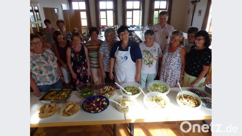 Bevor ist zum Probieren kam wurden alle Salate zu bestaunt mit den Vorsitzenden Maria Winter (rechts) und Renate Kraus (links). Bild: sl