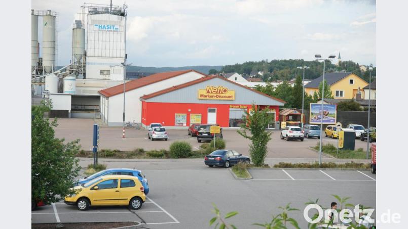 Die Bauvoranfrage des Netto-Marktes in Schwarzenfeld erfuhr die Billigung des Landratsamts. Auch der Bauantrag ging der Verwaltung kurz vor der Sitzung zu. Bild: nib