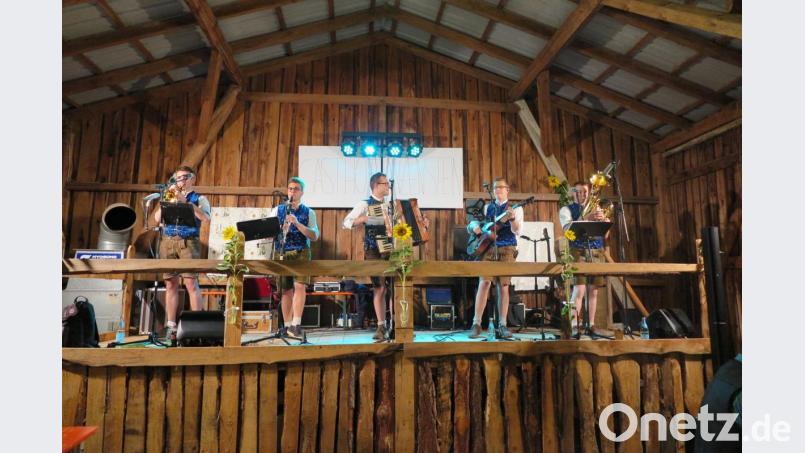Jonas Stauber, Moritz Rothmeier, Simon Schmidt, Stefan Schmidt und Christian Koch (von links) heizen ihren Zuhörern beim Sommerfest in Schönreuth gehörig ein. Bild: jzk