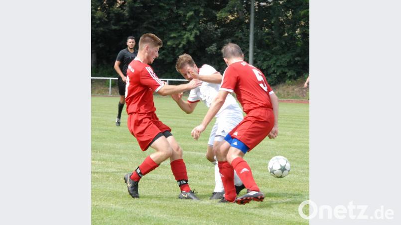 Die SpVgg Wiesau zog im Stiftlandderby gegen die Sportfreunde Kondrau mit 1:4 den Kürzeren. Hier hat Matthias Männl (Mitte), der die SpVgg in Führung gebracht hatte, das Nachsehen gegen die Kondrauer Jonas Frank (links) und Fabian Nerlich. Bild: gb
