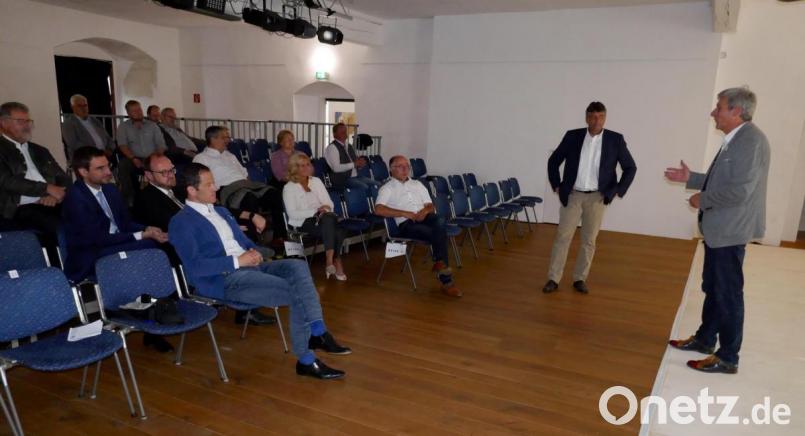 Auf den„Brettern, die die Welt bedeuten, im Theatersaal der Friedrichsburg erläutert der Geschäftsführer des LTO, Wolfgang Meidenbauer (rechts), den CSU-Kreisräten und Mandatsträgern die Situation des Landestheaters Oberpfalz. Bild: mor