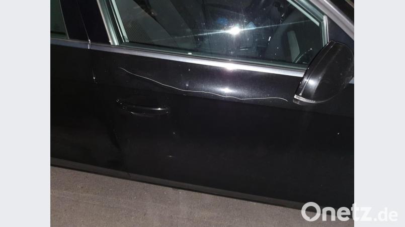 Lange Kratzer an allen vier Türen und der Heckklappe: Nach dem 4:2-Sieg der Gebenbacher fand der Schiedsrichter sein Auto so vor. Bild: wih
