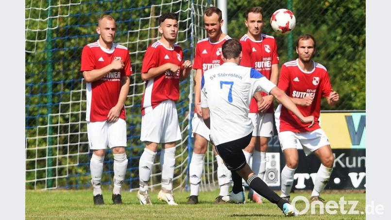 Kein Durchkommen: Störnsteins Ludwig Hilburger (Nummer 7) versuchte sein Glück per Freistoß. Doch auch dieser Abschluss verfehlte sein Ziel. Der Kreisliga-Aufsteiger unterlag daheim dem FC Dießfurt deutlich mit 1:6. Bild: btg
