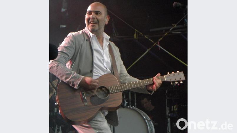 Bei Konzerten gut drauf: Hannes Ringlstetter beschert seinem Publikum einen musikalisch abwechslungsreichen und vergnüglichen Abend. Bild: Wilhelm Amann