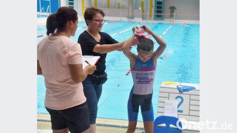 Amberger Piratentriathlon 2019 am 27.07.2019

Helga Powalla vom Orga Team ist beim Abnehmen der Badekappe mit Schwimmbrille behilflich

Bild: Ziegler Bild: Ziegler