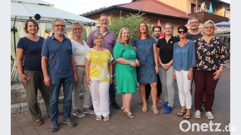 In Wackersdorf formiert sich eine Ortsgruppe der Grünen mit Sonja Probst (Mitte, grünes Kleid) und Ulrike Pelikan-Roßmann (rechts daneben) an der Spitze. Bild: Hirsch