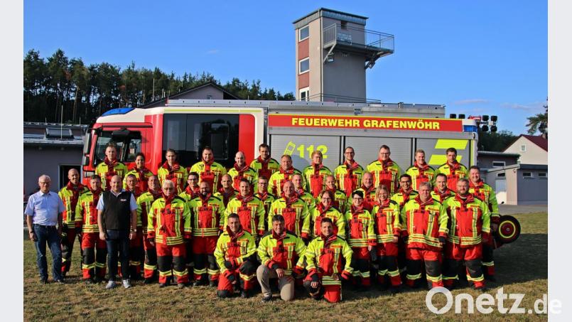 Die Einsatztruppe der Feuerwehr Grafenwöhr freut sich über ihre neuen Schutzanzüge. Bild: jma