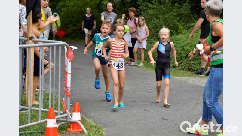 Amberger Piratentriathlon 2019 am 27.07.2019

Mathilda Lampe (links vorne) vom TV 1861 Amber) führt bei der Schülern D vor Lukas Kurbjuweit vom FSV Gärbershof (links hinten9

Bild: Ziegler Bild: Ziegler