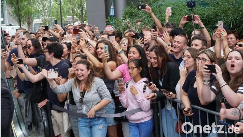 Die Fans empfingen die Stars in der Hauptstadt lautstark. Bild: Christopher Dotzler