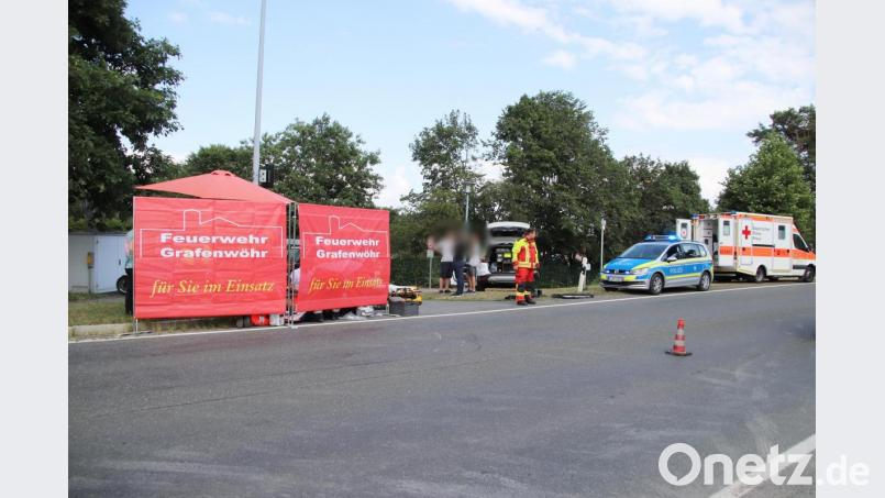 Die Unfallstelle mit Sichtschutzwand der Feuerwehr. Bild: jma