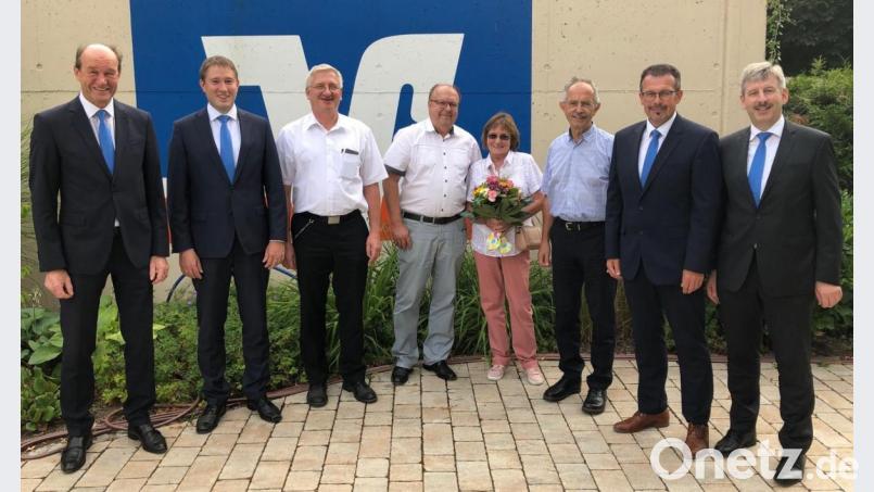 Vorstand Herbert Meier und Thomas Keck sowie der neue Aufsichtsratsvorsitzende Johannes Reger danken Bernhard Schäfer (mit Ehefrau Evita) sowie Hubert Kellner (von links) für ihren jahrzehntelangen Einsatz im Aufsichtsrat. Dem schließen sich Vorstand Robert Haubner und der Vorstandsprecher der Genossenschaft, Joachim Geyer (von rechts), an. Bild: mez