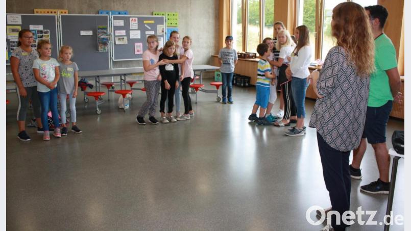 Bildung von Gruppen, mit dabei rechts die Medienpädagogin Cirta Rosbach und Jugendbeauftragter Michael Haubner. Bild: lk