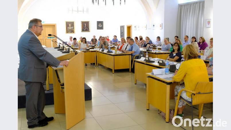 Bürgermeister Martin Preuß (links) begrüßte die rund 60 Tagungsteilnehmer nicht nur als freundliche Geste. Er kommt vom Fach und weiß, welche Umstellung die generalistischen Pflegeausbildung ab nächstem Jahr für alle Beteiligten mit sich bringen wird. Bild: Susanne Schwab, Stadt Amberg