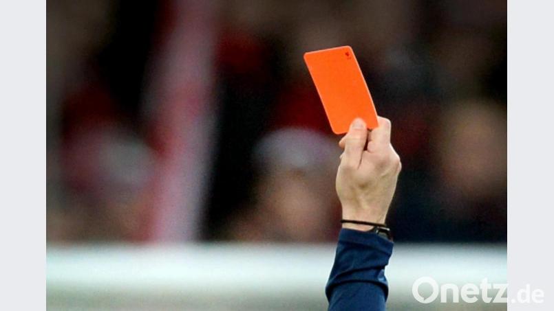 Rote Karte für diese Aktion: In Gebenbach wurde das Auto des Fußball-Schiedsrichters beschädigt. Bild: Patrick Seeger/dpa