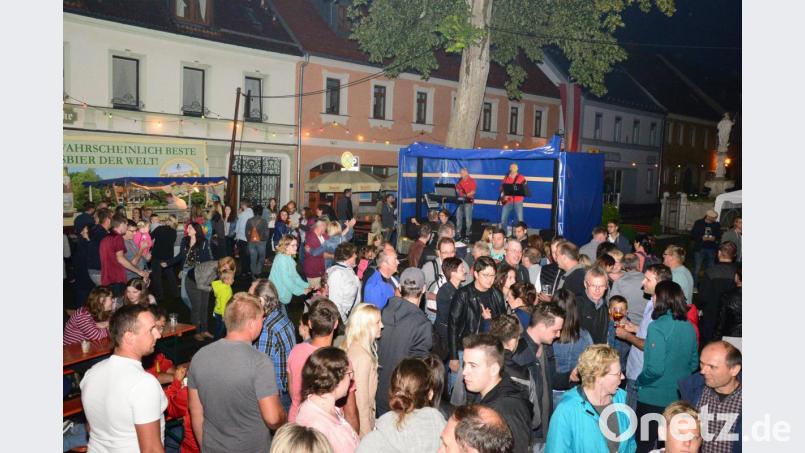 Am Marktplatz vor dem Rathaus spielten die "Feiermelder" auf, dicht gedrängt standen die Besucher oder fanden Platz in den dort aufgestellten Zelten. Bild: bey