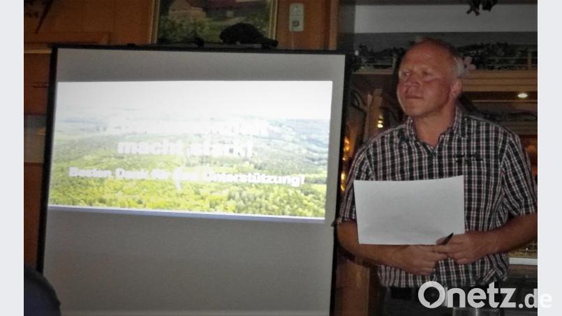 Veranstaltungsleiter und Revierförster Hans Frisch erläutert die Ziele der Bürgerinitiative „Windkraftfreie Heimat – Hessenreuther Wald (WHHW)“. Bild: hl