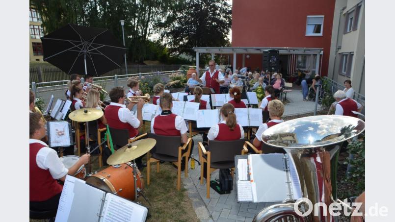 Josef Wolfrath und die Musikanten der Jugendkapelle Roggenstein beschenkten die Heimbewohner mit wunderschönen Melodien, die Erinnerungen weckten. Bild: dob