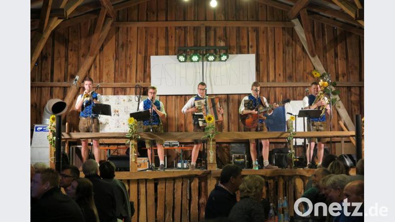 Jonas Stauber, Moritz Rothmeier, Simon Schmidt, Stefan Schmidt und Christian Koch (von links) heizen ihren Zuhörern beim Sommerfest in Schönreuth gehörig ein. Bild: jzk