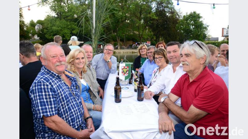 Als Zeichen der Verbundenheit besucht auch eine Abordnung aus der Patengemeinde Gamlitz mit Bürgermeister Karl Wratschko (hinten links) das Multi-Kult-Fest und das Bürgerfest. Bild: bey