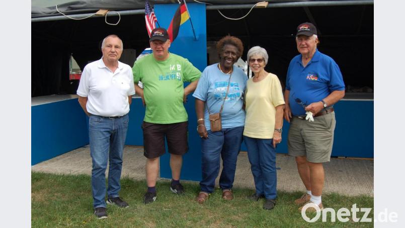 Immer wieder macht sich die ehemalige amerikanische Präsidentin auf große Reise, um ihre Loyalität zum Deutsch-Amerikanischen Volksfest und zum Deutsch-Amerikanischen Kontaktclub zu zeigen. Im Bild: (von links) Heinz Recht, Vizepräsident Lothar Gogolka, Betty Jones sowie Dana und Walter Watson. Bild: az