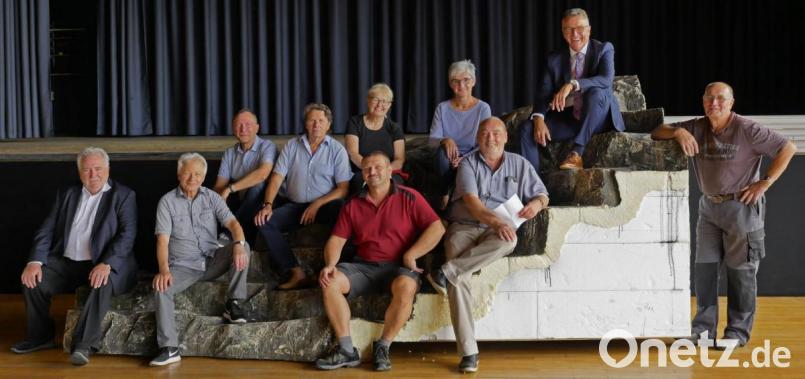 Vertreter der Stadt, der Regie und des Bühnenbaus beweisen, der Kunstfels ist massiv genug, um als Bühne zu bestehen. Von links: 2. Bürgermeister Peter Gold, Manfred Grüßner, Mirko Streich, Florian Winklmüller, Marianne Stangl, Klaus Burkhardt, Gaby Saller, Peter Geyer, Franz Stahl und Anton Beer. Bild: tr