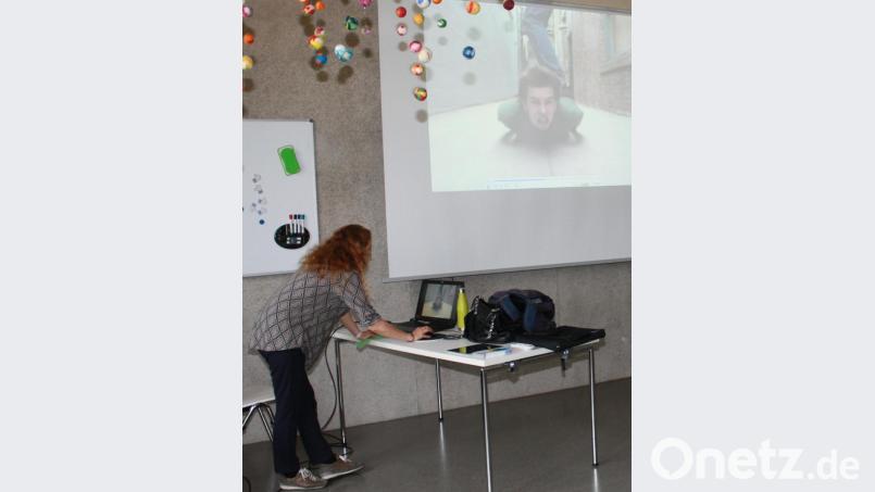 Vorführung eines Trickfilmbildes durch die Medienpädagogin Cirta Rosbach. Bild: lk