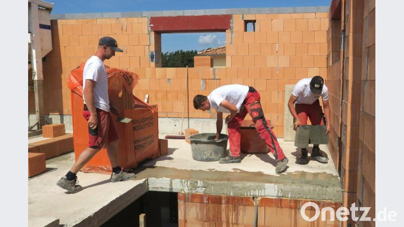 Auszubildende der Baufirma Heimerl errichten derzeit in Heselbach in Eigenverantwortung ein "Lehrlingshaus". Bild: Hirsch