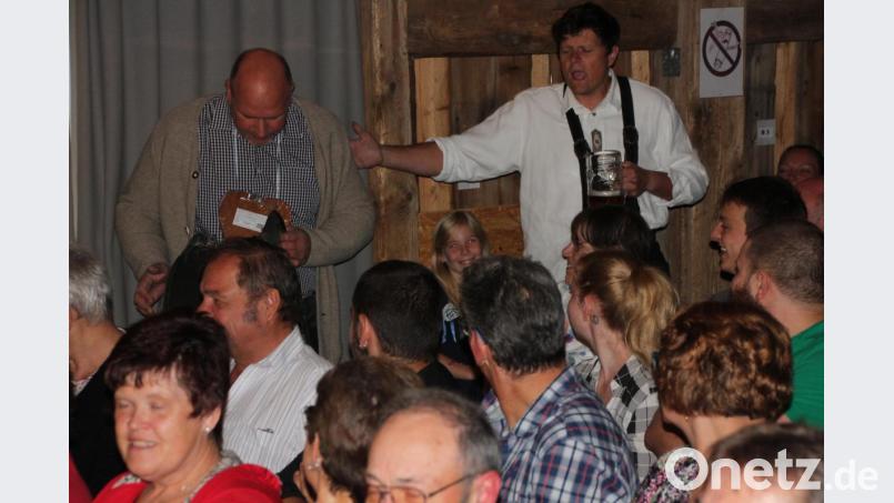 Franz (Andreas Riedl) und sein Freund Anton (Markus Härtl) kommen vom Oktoberfest nach Hause. Bild: kro