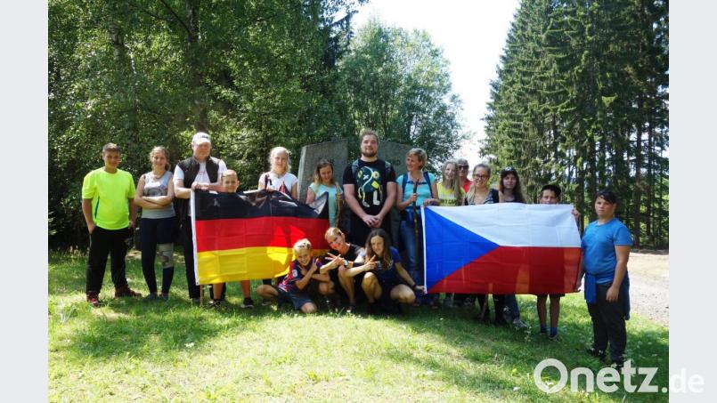 Wo der Eiserne Vorhang zerschnitten wurde, ist Zeit für ein Gruppenbild. Bild: exb