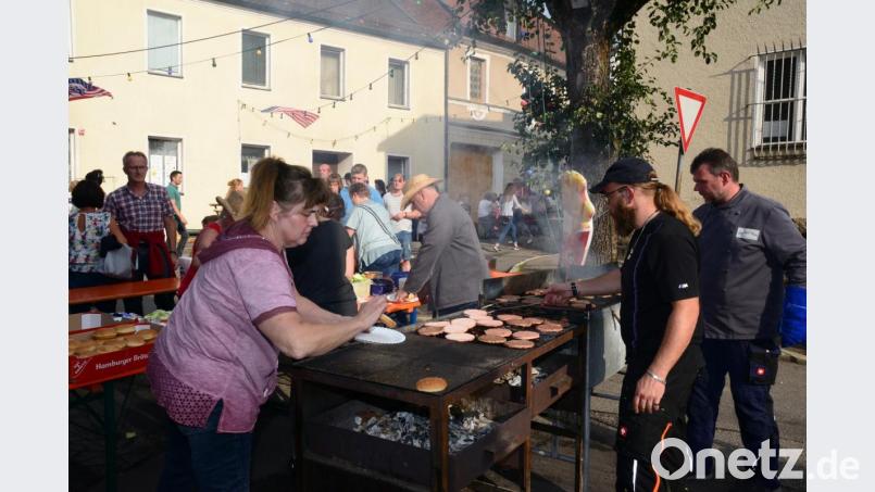 Noch im Schein der Abendsonne legten die Reservisten die ersten Hamburger auf den Grill. Bild: bey