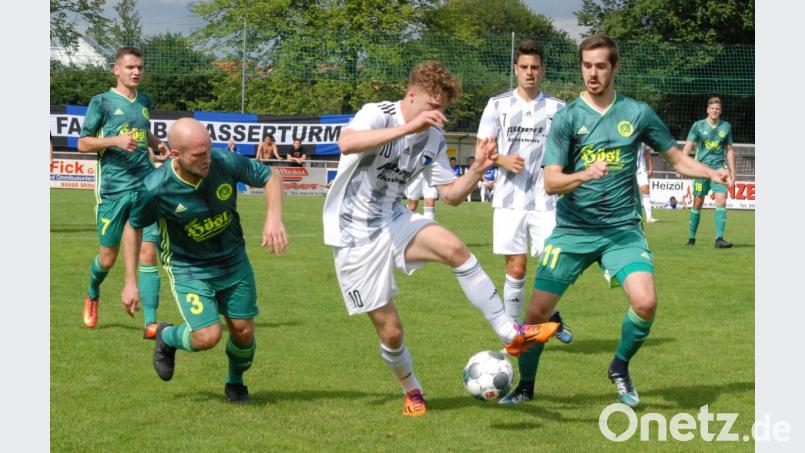 Der arg dezimierte SV Mitterteich trotzte Bayernliga-Absteiger SpVgg Jahn Forchheim ein verdientes 1:1 ab. Hier bekämpfen Marco Kießling (rechts) und Thomas Wildenauer den Forchheimer Drazen Micic. Links im Hintergrund Florian Reich. Bild: gb