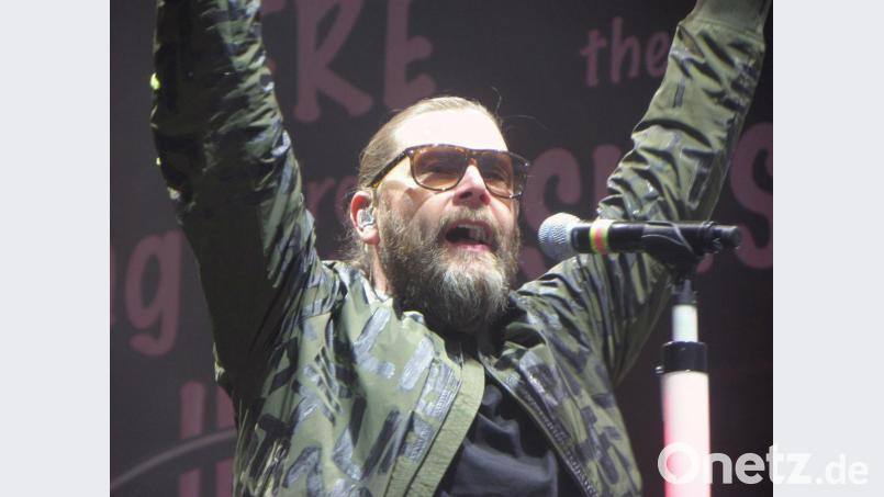 „Kiss me“ zum Auftakt: Rea Garvey kam dazu noch mit Sonnenbrille auf die Open-Air-Bühne. Bild: Wilhelm Amann