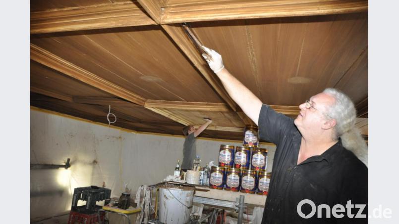 Für das Bearbeiten der Holzkassettendecke in dee St.-Jodok-Kirche hat Kirchenmaler Dietmar Feldmann bereits acht Fünf-Liter Fässer mit dunklem Bier gebraucht. Bild: es