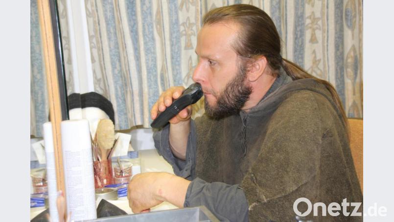 Hussiten-Darsteller Andreas Vitzthum nutzt die Gelegenheit, um sich den &quot;Theaterbart&quot; abzurasieren. Bild: mp
