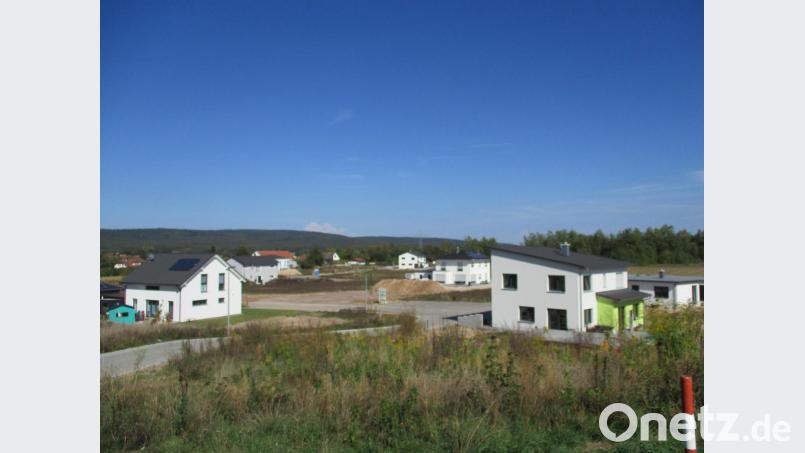Bis auf wenige Bauparzellen, die aber auch bereits reserviert sind, ist das Baugebiet Ostfeld I aufgrund der attraktiven
Bedingungen vollständig belegt. Nun zeichnet sich auch eine rasche Belegung des zweiten Bauabschnitts ab, mehrere Reservierungsgesuche für Parzellen, die sich im Eigentum der Stadt befinden, liegen bereits vor. Der Stadtrat stimmt der Erschließung des zweiten Bauabschnitts zu. Bild: e