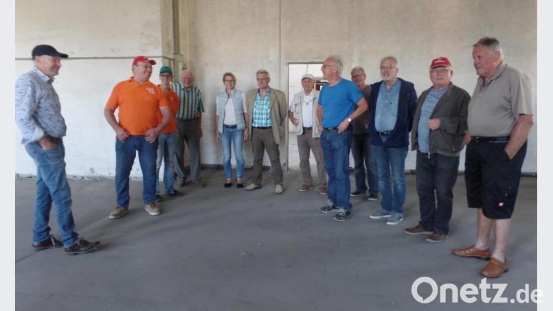 Eine Abordnung des FW-Ortsverbandes mit Vorsitzendem Hans Schmid (Dritter von rechts) und weiteren Kommunalpolitikern prüft bei einer Besichtigung, ob das ehemalige Bahnbetriebswerk als neues Bauhof-Domizil infrage kommen könnte. Bild: br