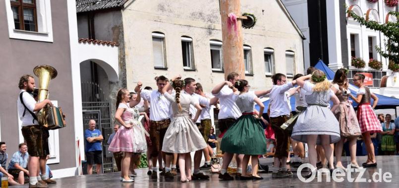 Die Kirwa in Hohenburg gehört zu den besonderen Festen im Lauterachtal: Der Benny und der Schmie spielten zum Baum-Austanzen zünftig auf. Bild: bö