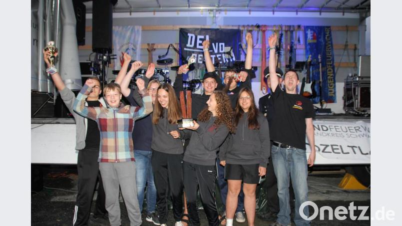 Große war am Ende der Jubel bei der Jugendgruppe der Feuerwehr Stulln, die sich mit ihren erreichten 200,4 Punkten an die Spitze der 35 Feuerwehr des Landkreises setzte. Bild: frd