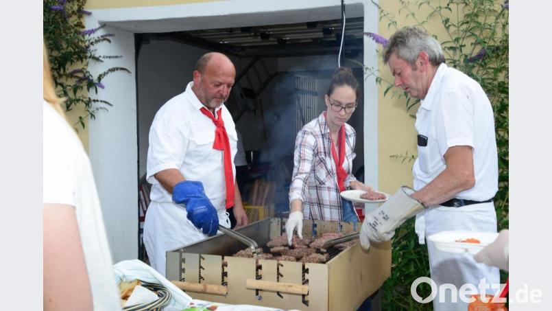 Hier an der Pfanne sind "kroatische Köche" an der Arbeit, auch sie haben alle Hände voll zu tun, um die wartenden Besucher zufriedenzustellen. Bild: bey