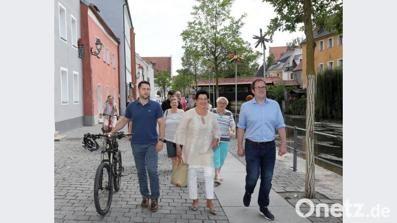Der Oberbürgermeister der Fahrradstadt Erlangen zu Fuß in Amberg unterwegs: Florian Janik (rechts) war auf Einladung der SPD-Fraktionschefin Birgit Fruth (Mitte) in die Oberpfalz gekommen. Ihr und weiteren SPD-Mitgliedern gab er Tipps, was man für Radfahrer tun kann und wie man mehr Leute aufs Rad bringt. Bild: Wolfgang Steinbacher