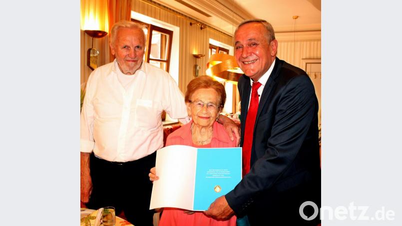Zum 101. Geburtstag gratulieren Annemarie Ziegler ihr Sohn Hans (links) und Oberbürgermeister Kurt Seggewiß. Er überreicht eine Auszeichnung des Ministerpräsidenten. Bild: R. Kreuzer