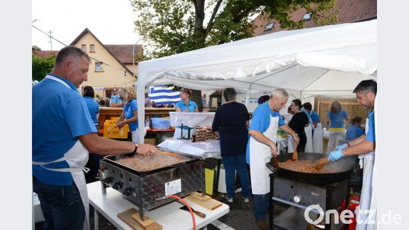 In zwei großen Pfannen wurde das Gyros frisch gebraten. Bild: bey