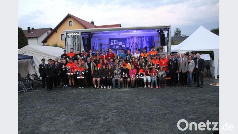 Die zurecht stolzen Pokalgewinner stellten sich am Ende der Siegerehrung zusammen mit der Feuerwehrführung und den Vertretern ihrer Kommunen zu einem Erinnerungsfoto an ein „Rekord- Jugendfeuerwehr-Zeltlager“ in Schönsee. Bild: frd