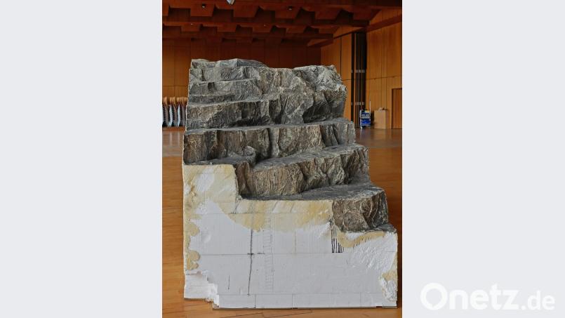 Einer von vielen Teilen, aus denen das Felsmassiv zusammengebaut wird. Bild: tr