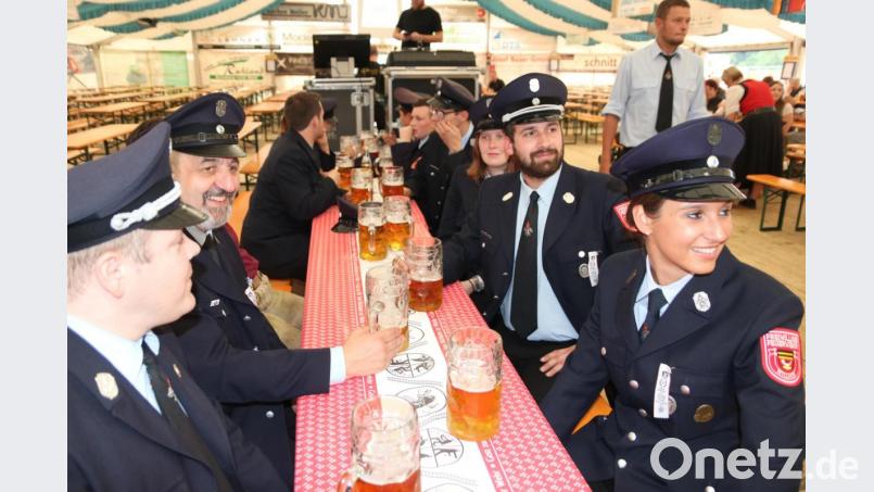 Der Ehrenpatenverein aus Willhof beobachtete das Geschehen vorne auf der Bühne. Bild: ral